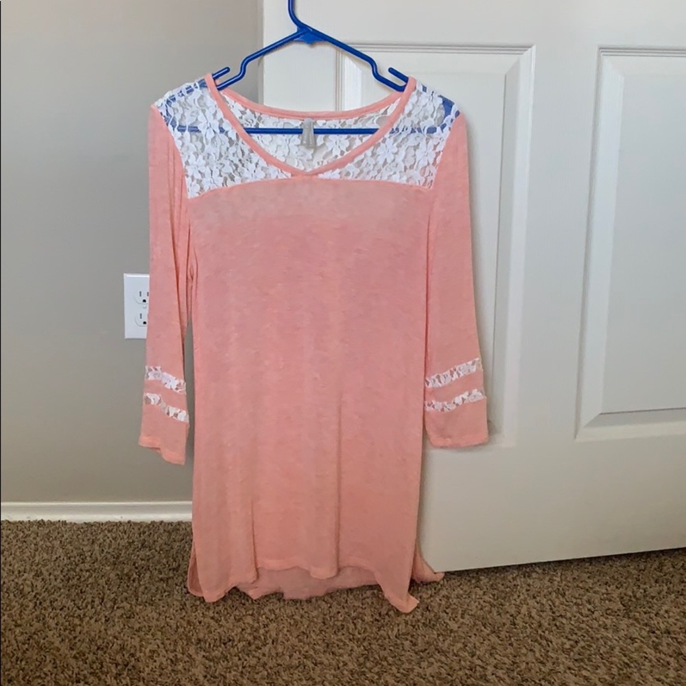 Thin half sleeve shirt with lace.